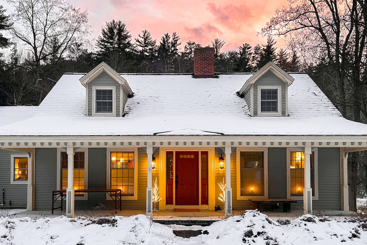 Okemo Area Stylish Farmhouse with Hot Tub