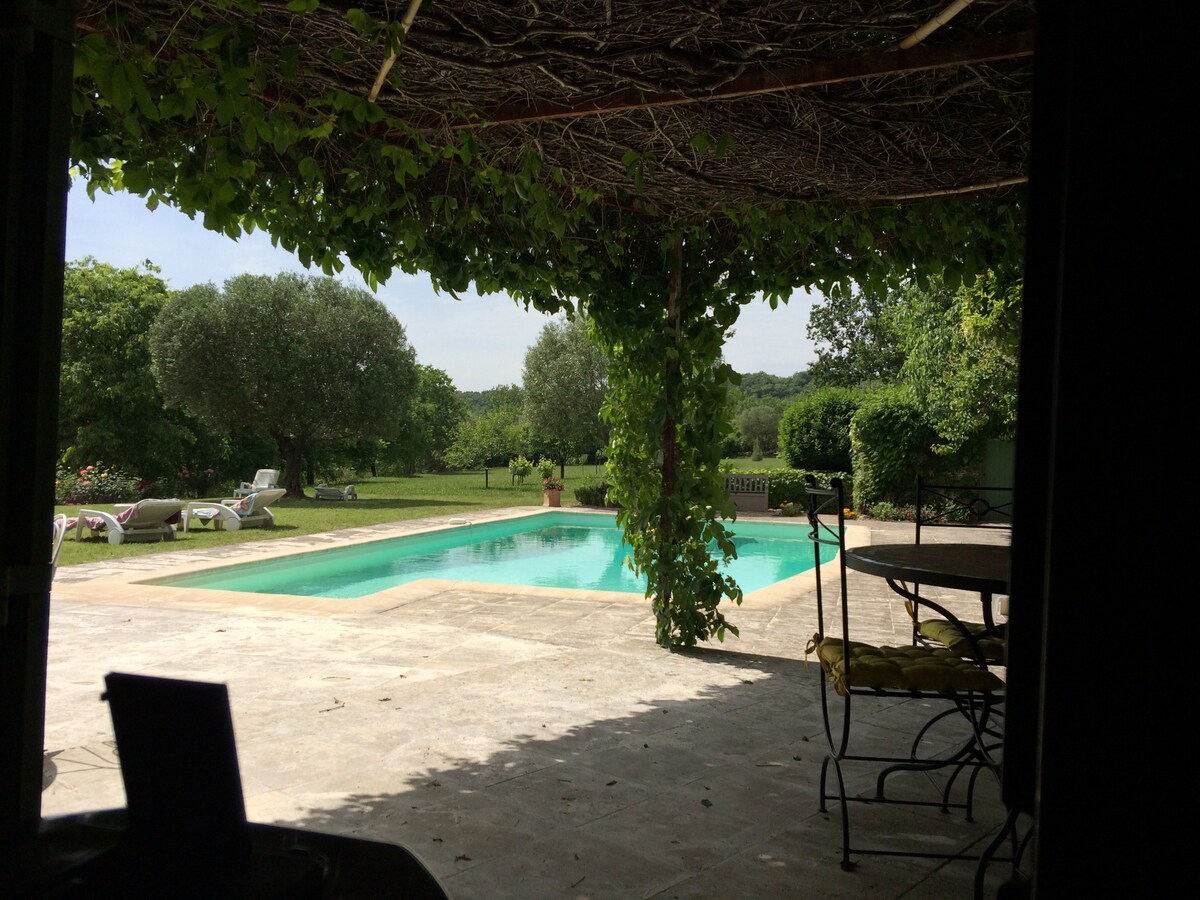 Provençal farmhouse + 14 ppl, swim. pool & garden