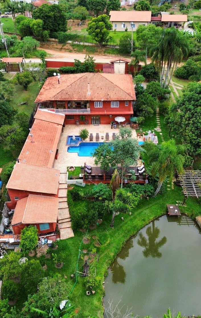 Casa com piscina, hidro aquecida, lago e academia