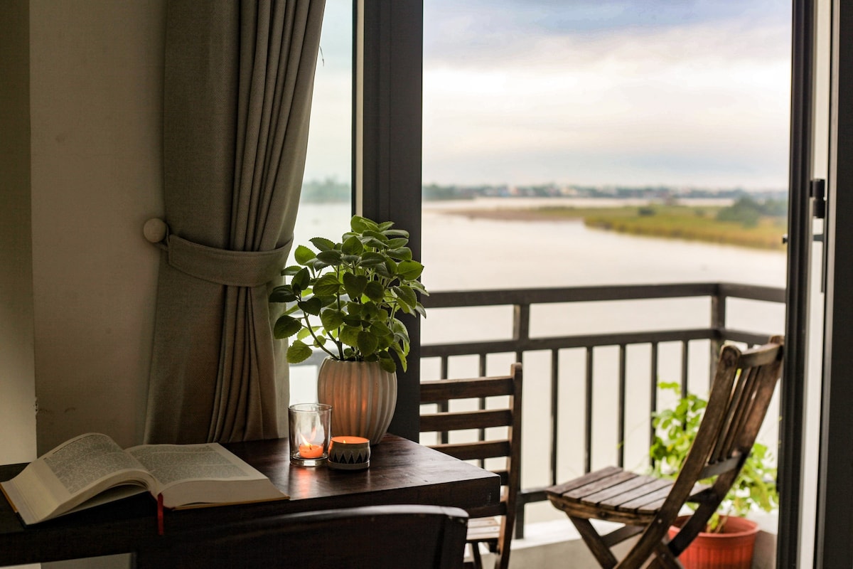 带阳台的令人惊叹的河滨宁静的房间