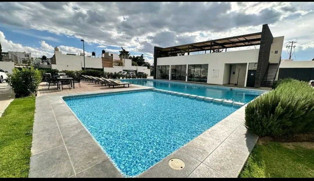 带泳池的全新豪华公寓。