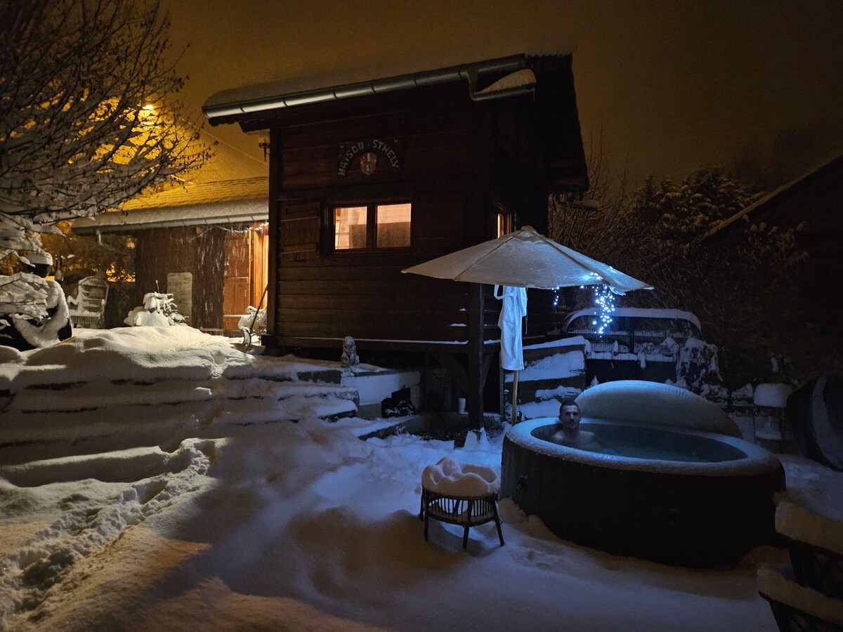 petit chalet individuel à la montagne et jacuzzi