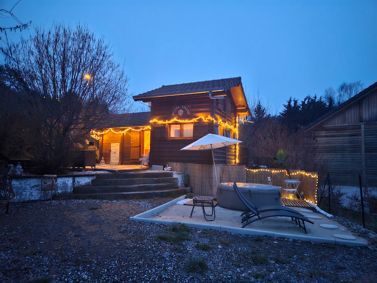 petit chalet individuel à la montagne et jacuzzi