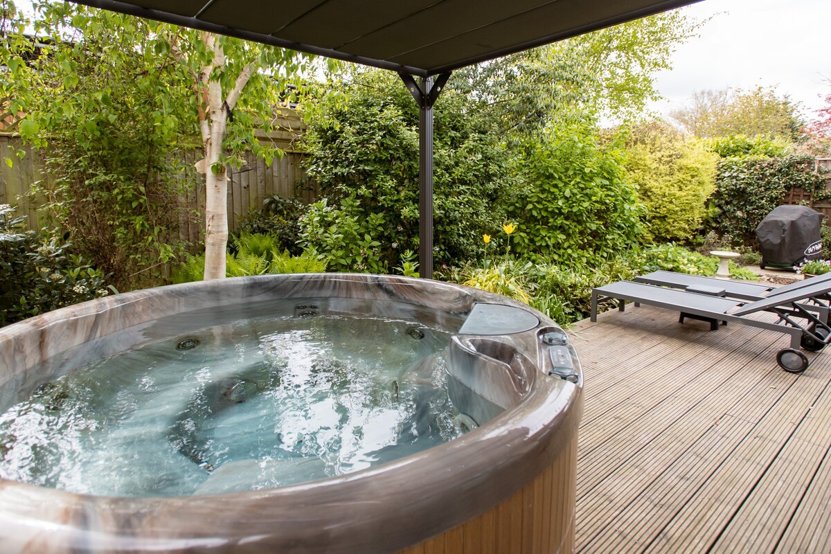 Modern Eco Lodge with Hot Tub - Birch Lodge