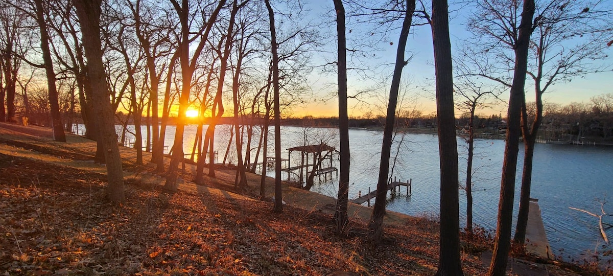 Sunsets on Palisades. QUIET location on Fox River