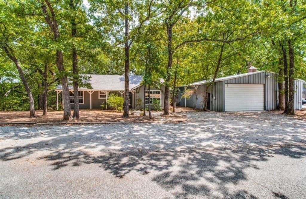 Lake Texoma's Shoreline House and Barn sleeps 14