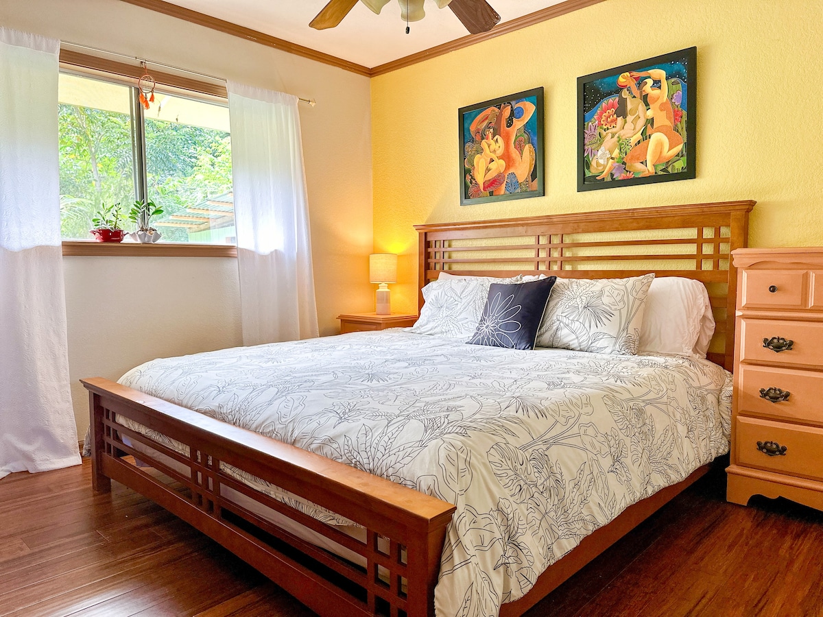 艺术家令人惊叹的热带花园之家的加大双人床