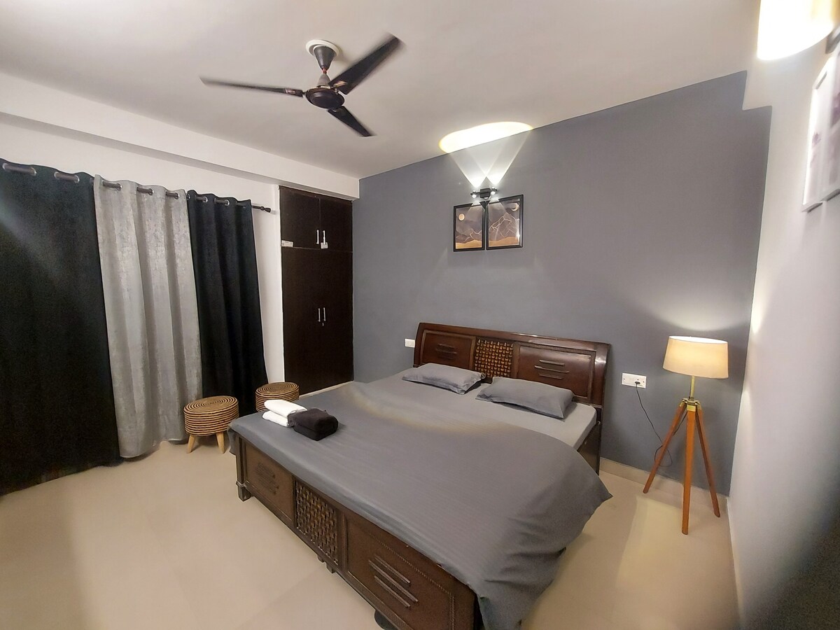 Comfortable 1bhk Appartment with free parking.