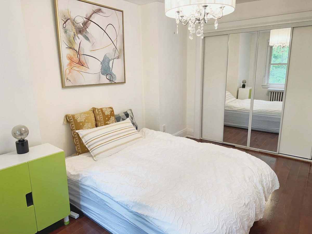 A bright and tidy double-bed room in midtown