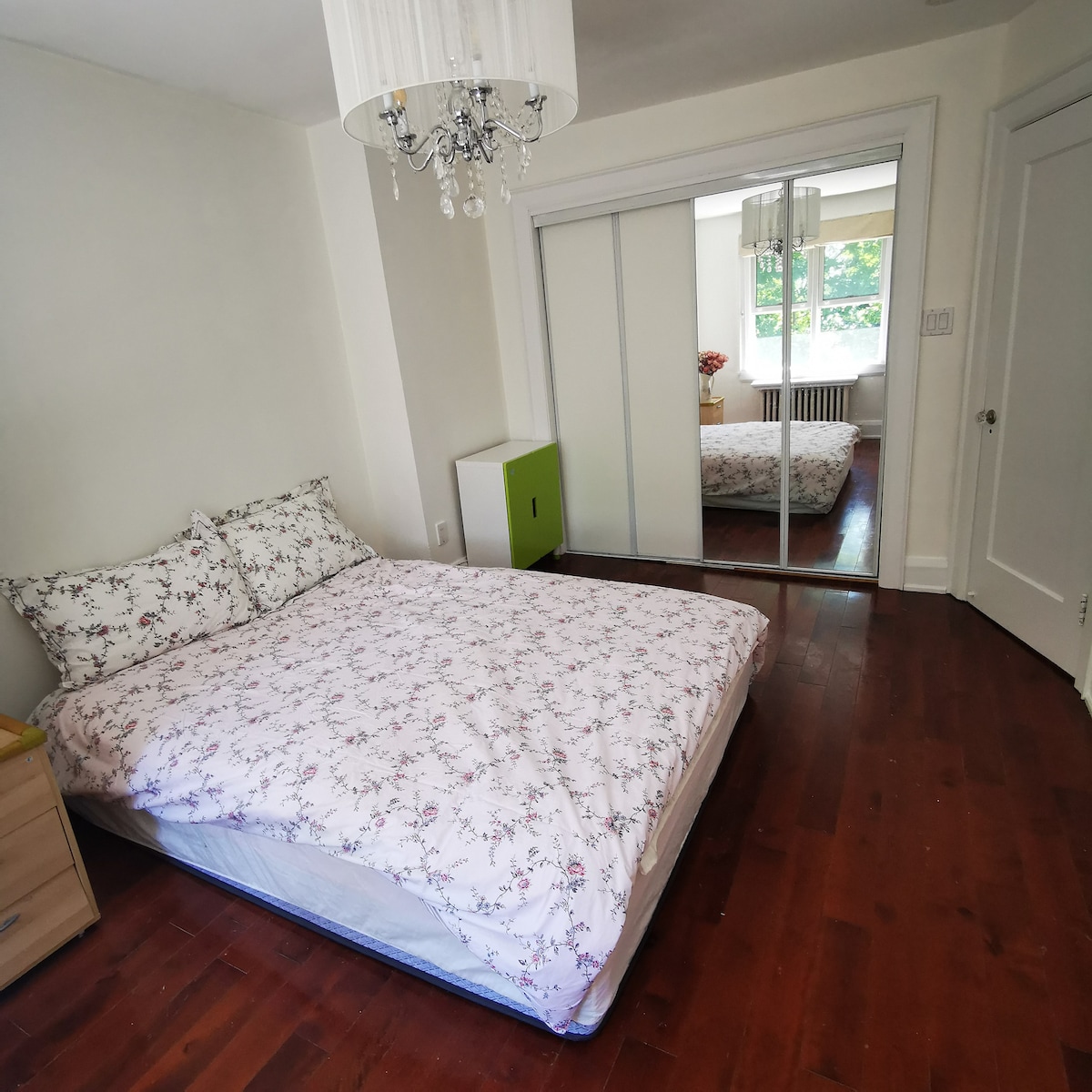 A bright and tidy double-bed room in midtown