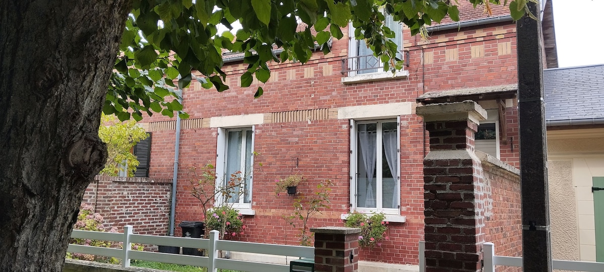 Maison avec jardin et piscine. 6 pers + lit bébé.