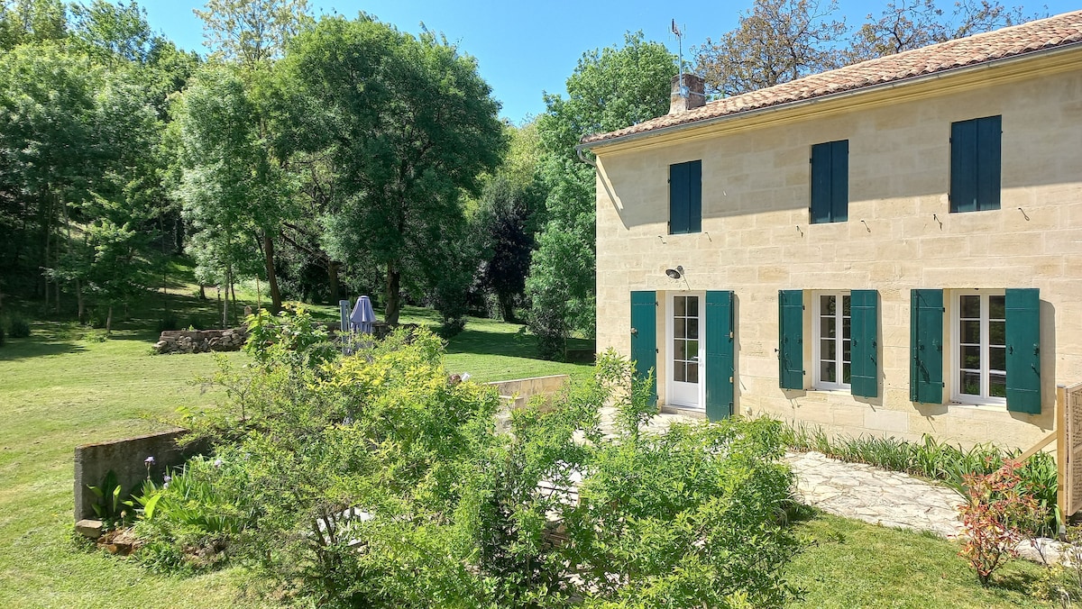 Cottage for 5 by the river, near Saint-Emilion