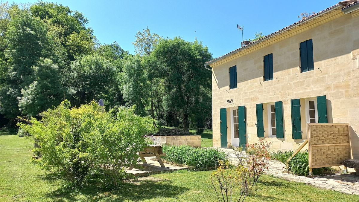 Cottage for 5 by the river, near Saint-Emilion