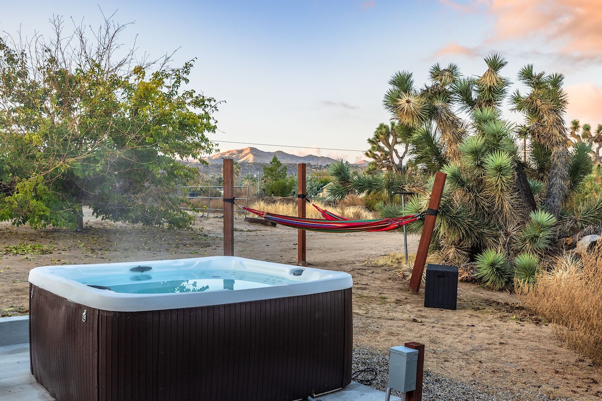 1.5 Acres Joshua Trees! Spa Pool Firepit Games BBQ