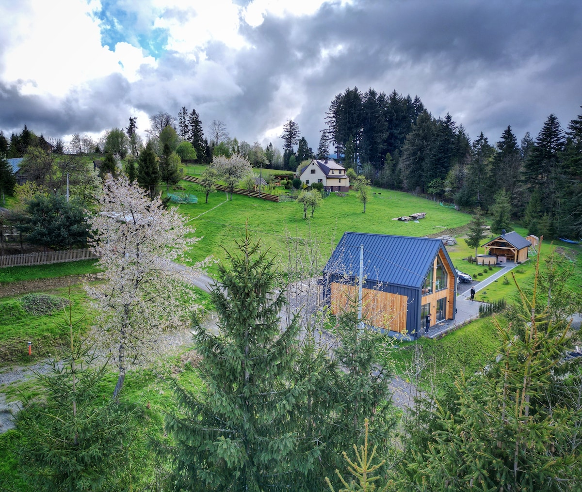 Beskidzka Barn by the trail