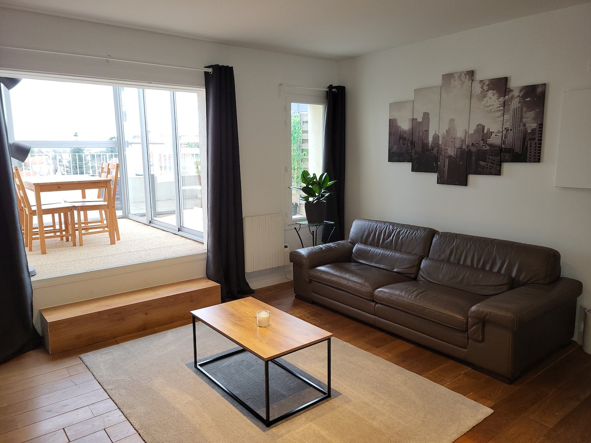 Spacious terrace apartment - Near West of Paris