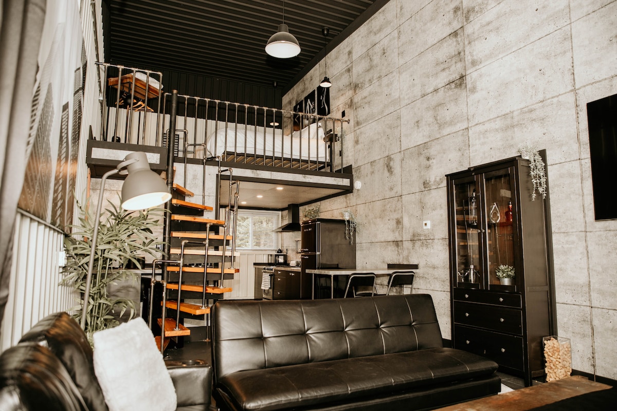 Loft Where City Meets Country With Hot Tub