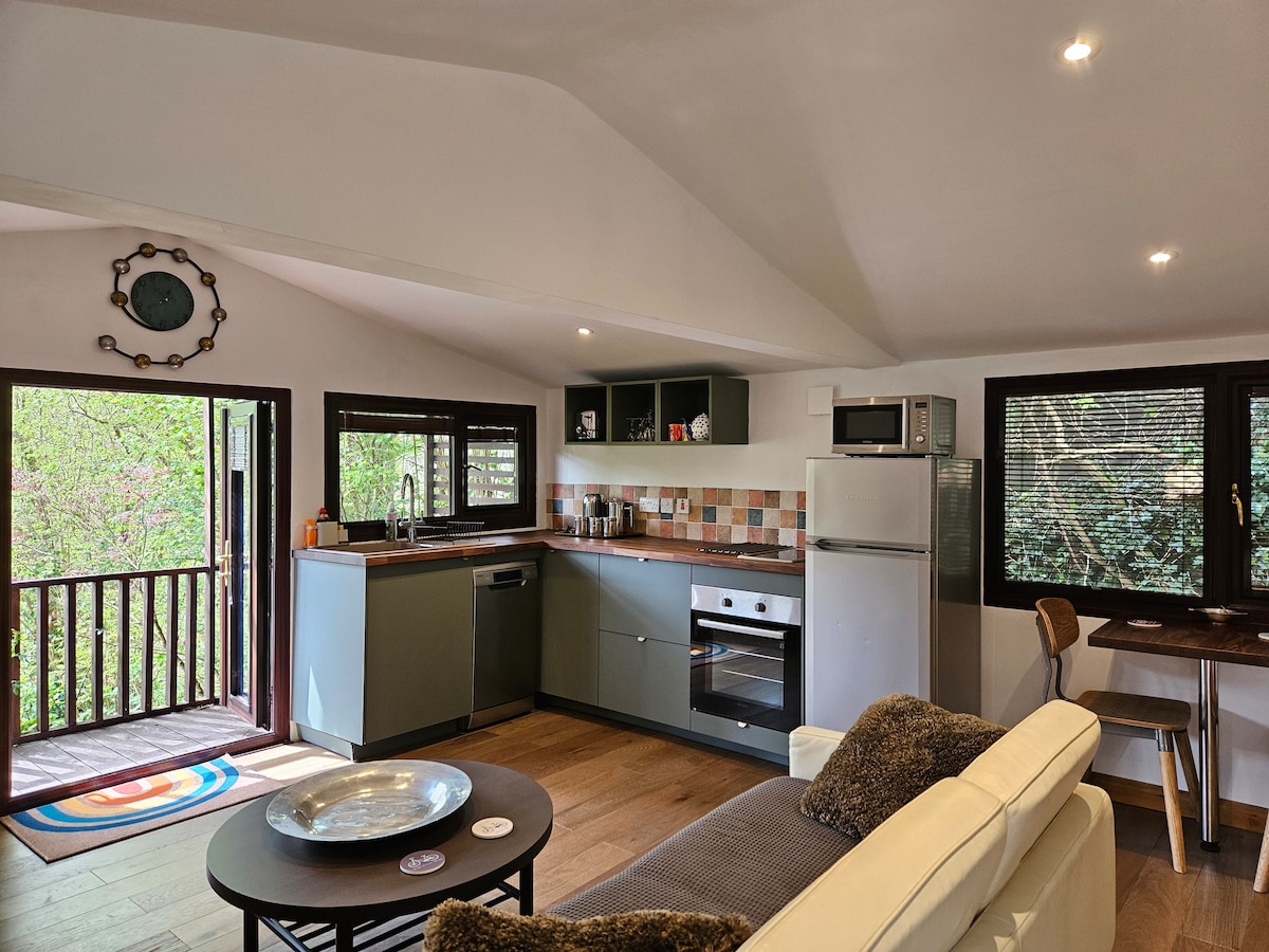 Treetops Lodge, Private parking, Garden