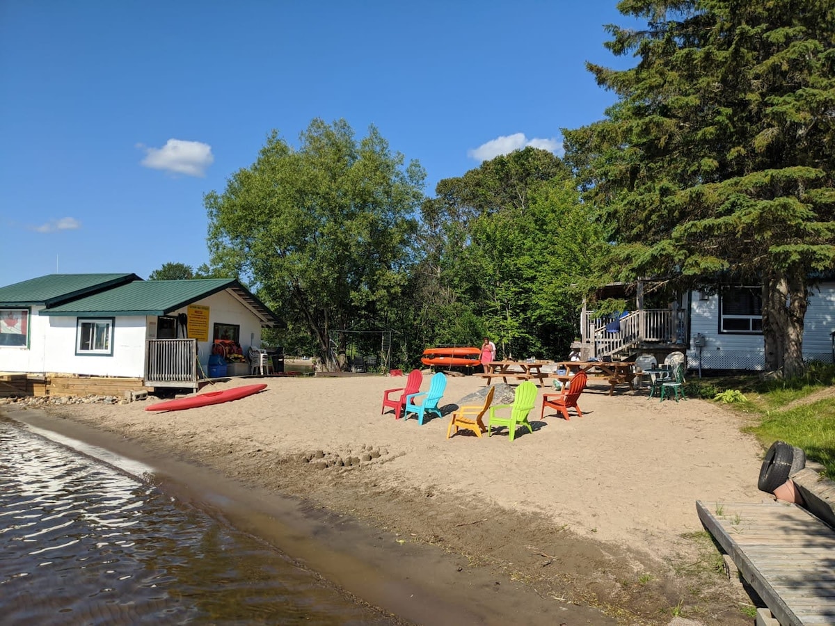 Lakefront cabin. Private beach. Kayaks. Huge deck.