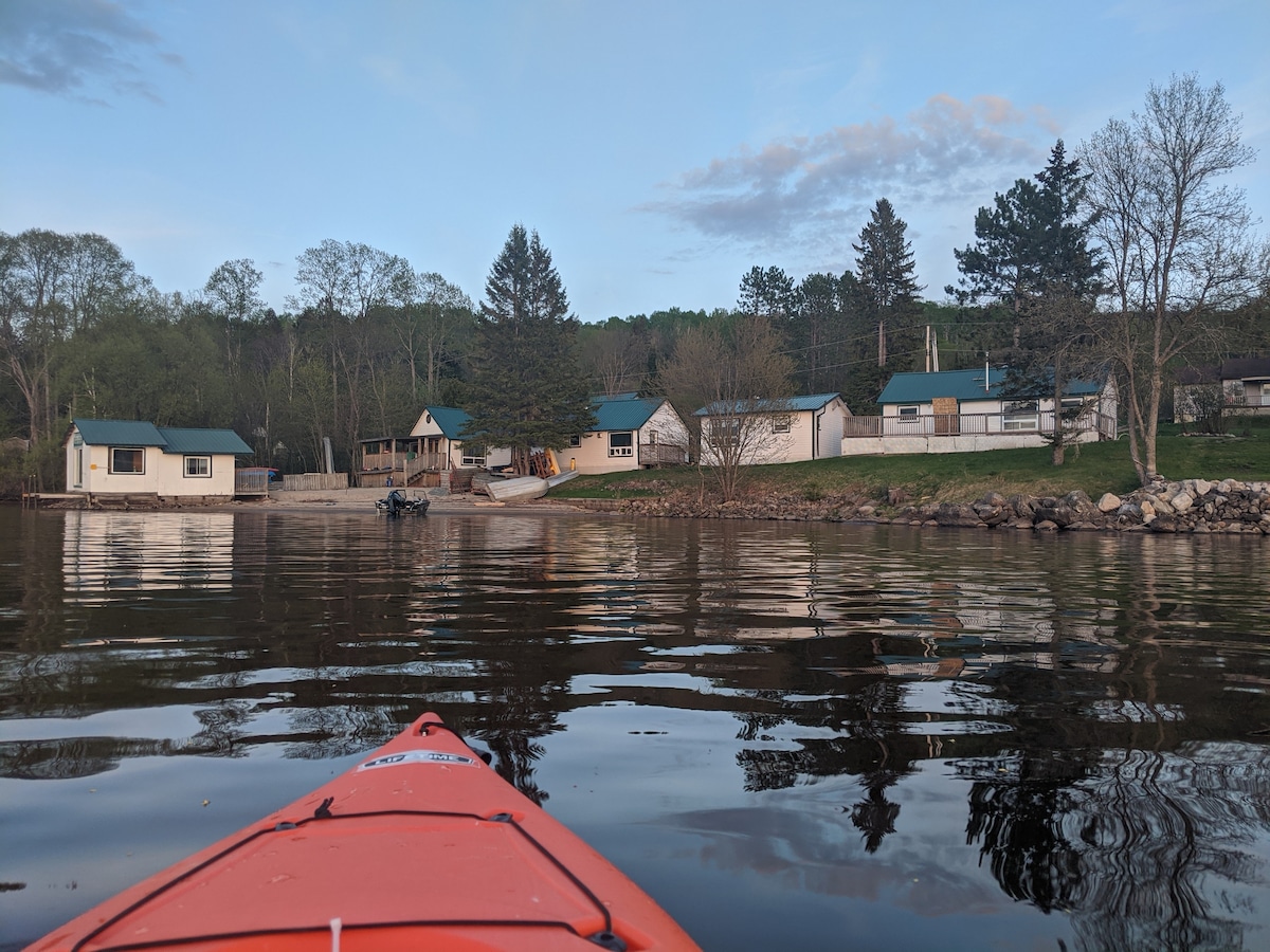 Lakefront cabin. Private beach. Kayaks. Huge deck.