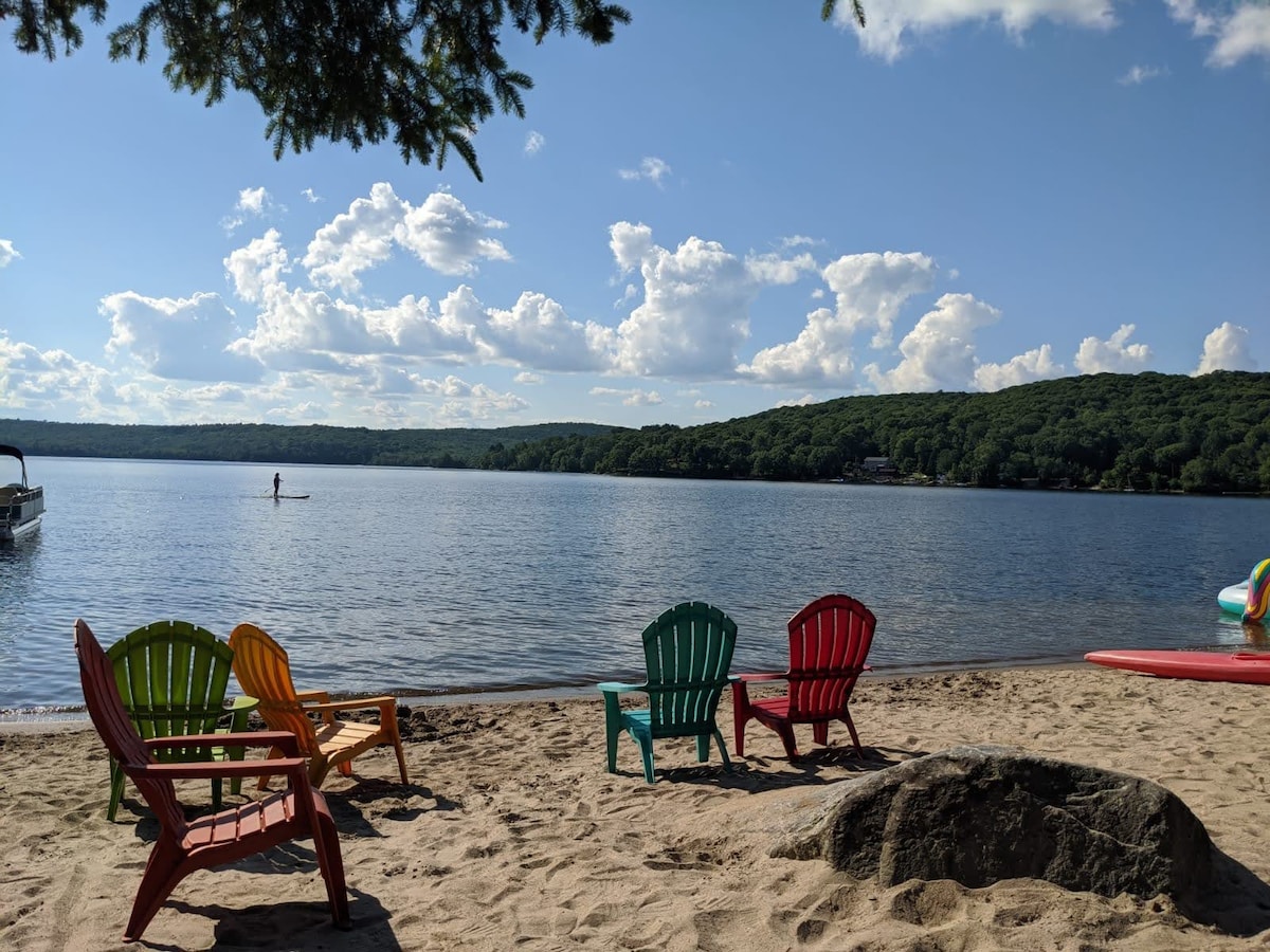 Lakefront cabin. Private beach. Kayaks. Huge deck.