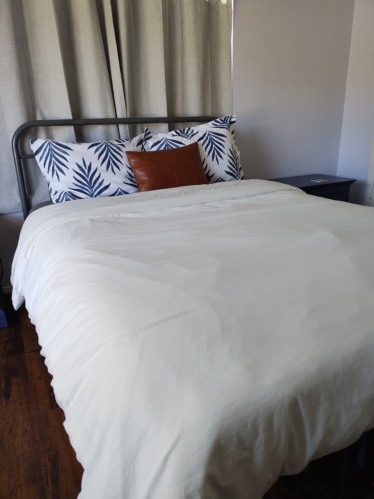 Private 2 room suite - 4 miles from the airport!