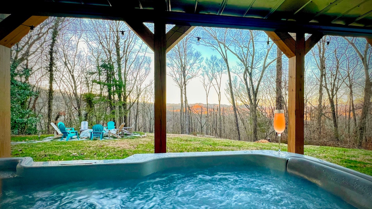 Sunset view, hot tub, games, firepit close to town