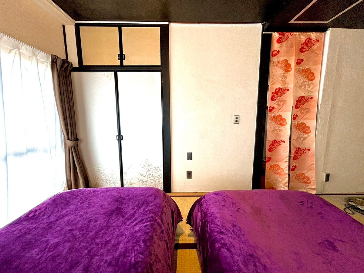 屋上使い放題！エモいレトロモダン完全個室。浦賀で唯一の宿、平たんな道でキャリーも安心