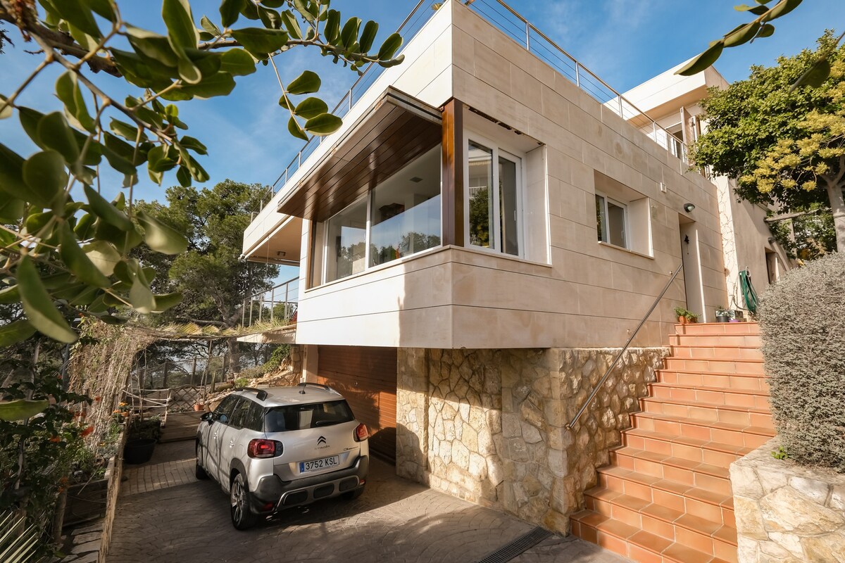 Chalet moderno con increíbles vistas a mar y costa