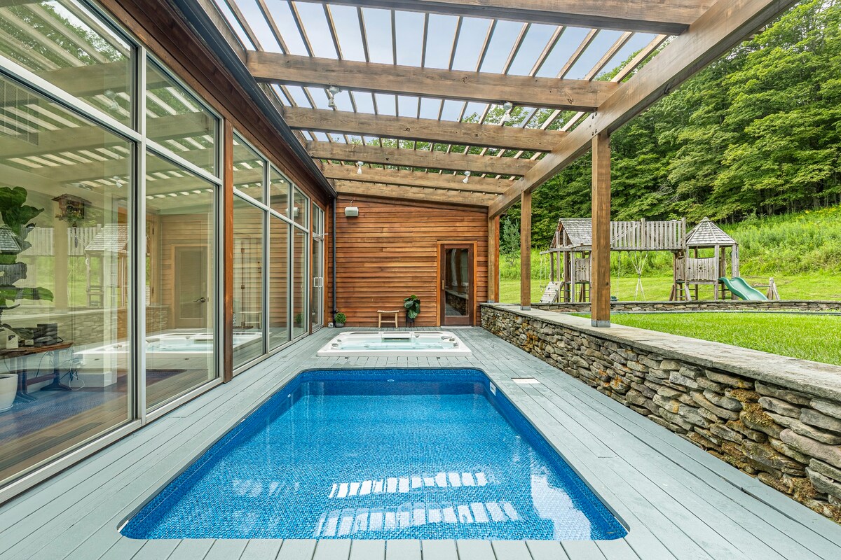 Roxbury Haus: Architectural Gem w/pool, spa, sauna