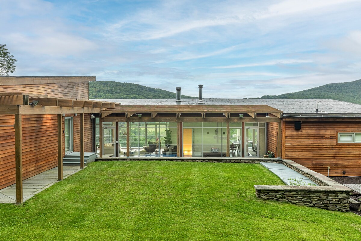 Roxbury Haus: Architectural Gem w/pool, spa, sauna