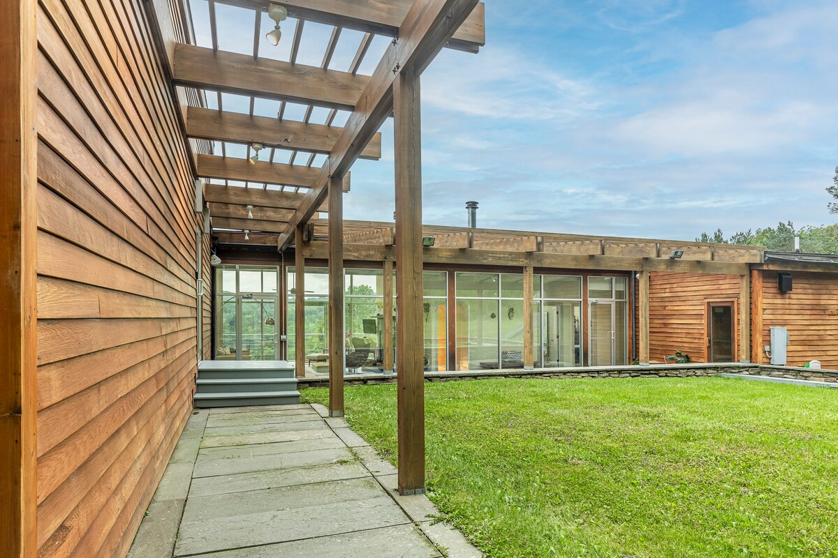 Roxbury Haus: Architectural Gem w/pool, spa, sauna