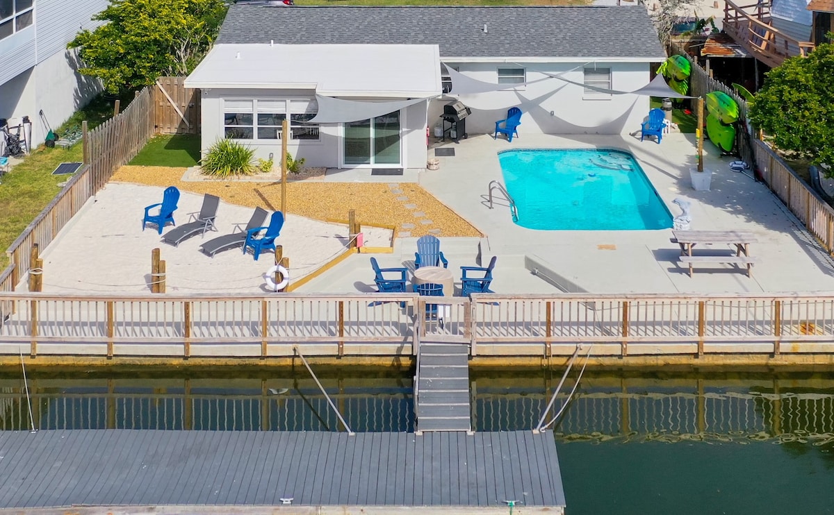 Heated Pool / Private dock / Kayaks /Sleeps 7