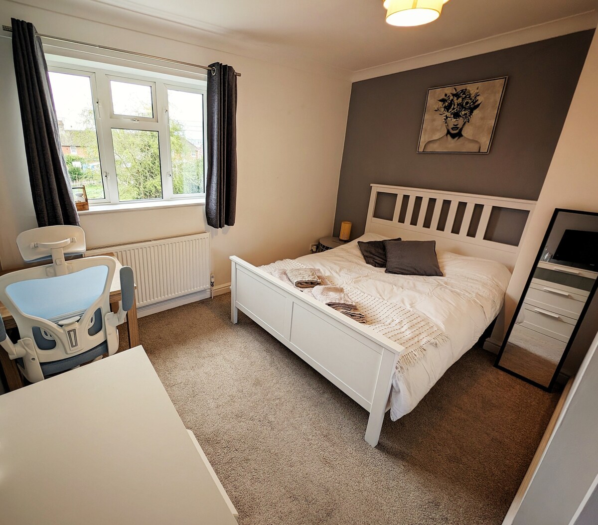 A friendly modern double room in Wiltshire