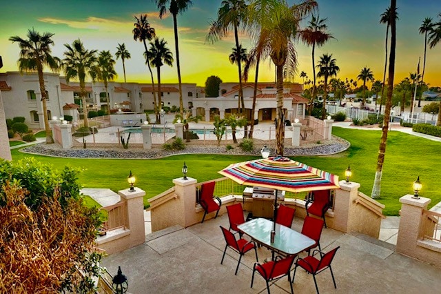 T's Desert oasis steps from pool!