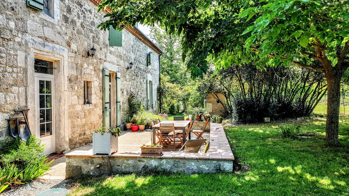 House with garden, terrace, pool, hammock.