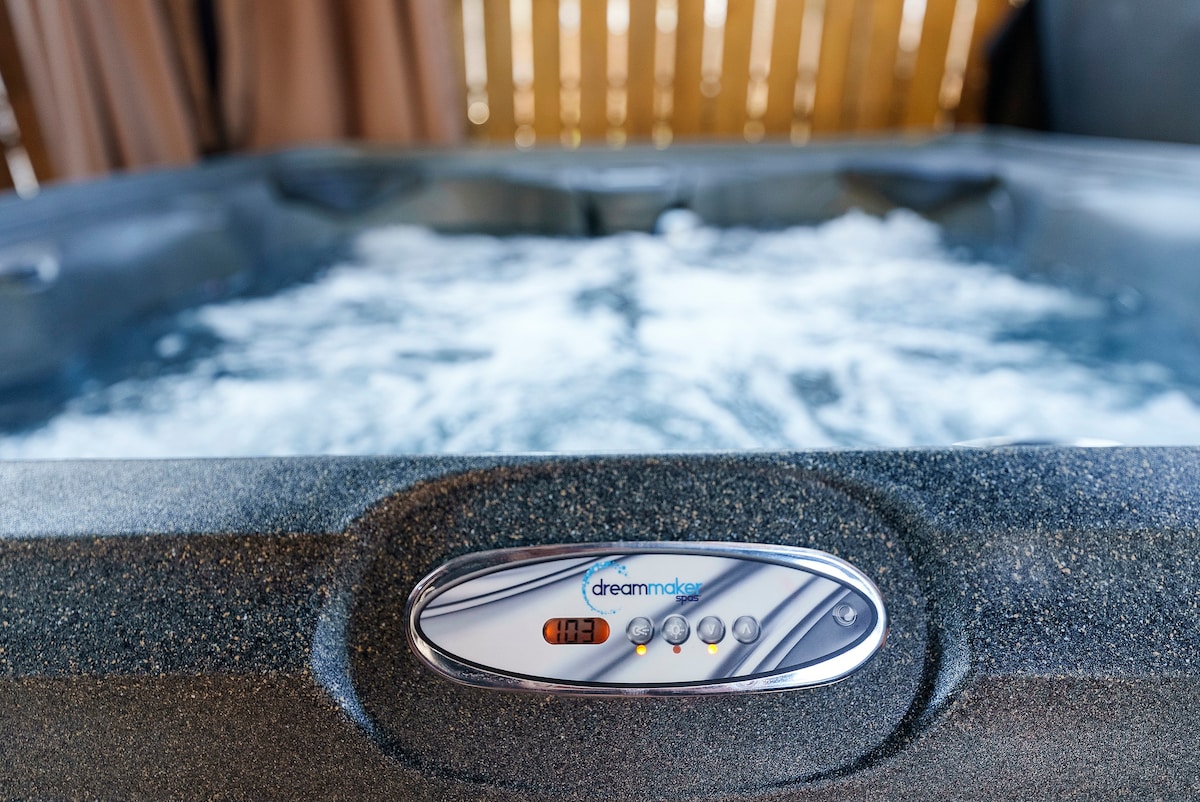 Cozy escape w/ Hot Tub, ideal for family & friends