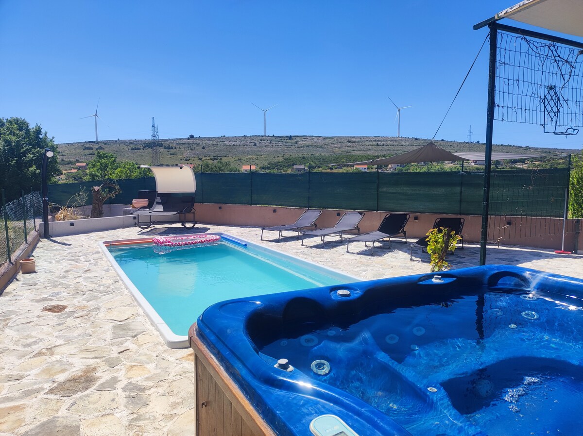 Holiday House Mablo with pool & jacuzzi