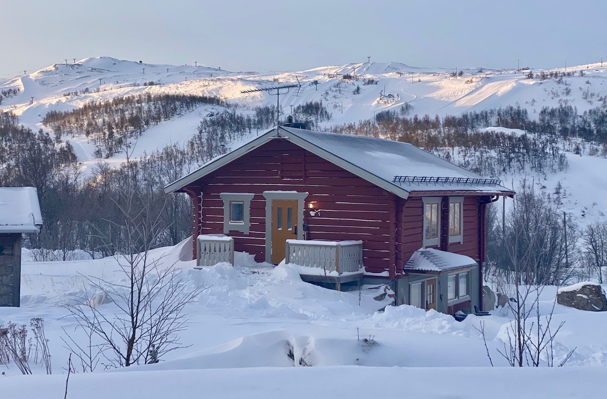 冬季小木屋和山景