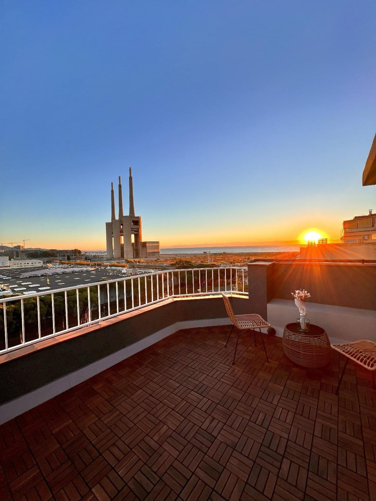 Sunrise penthouse near beach. 15 min. to Ramblas