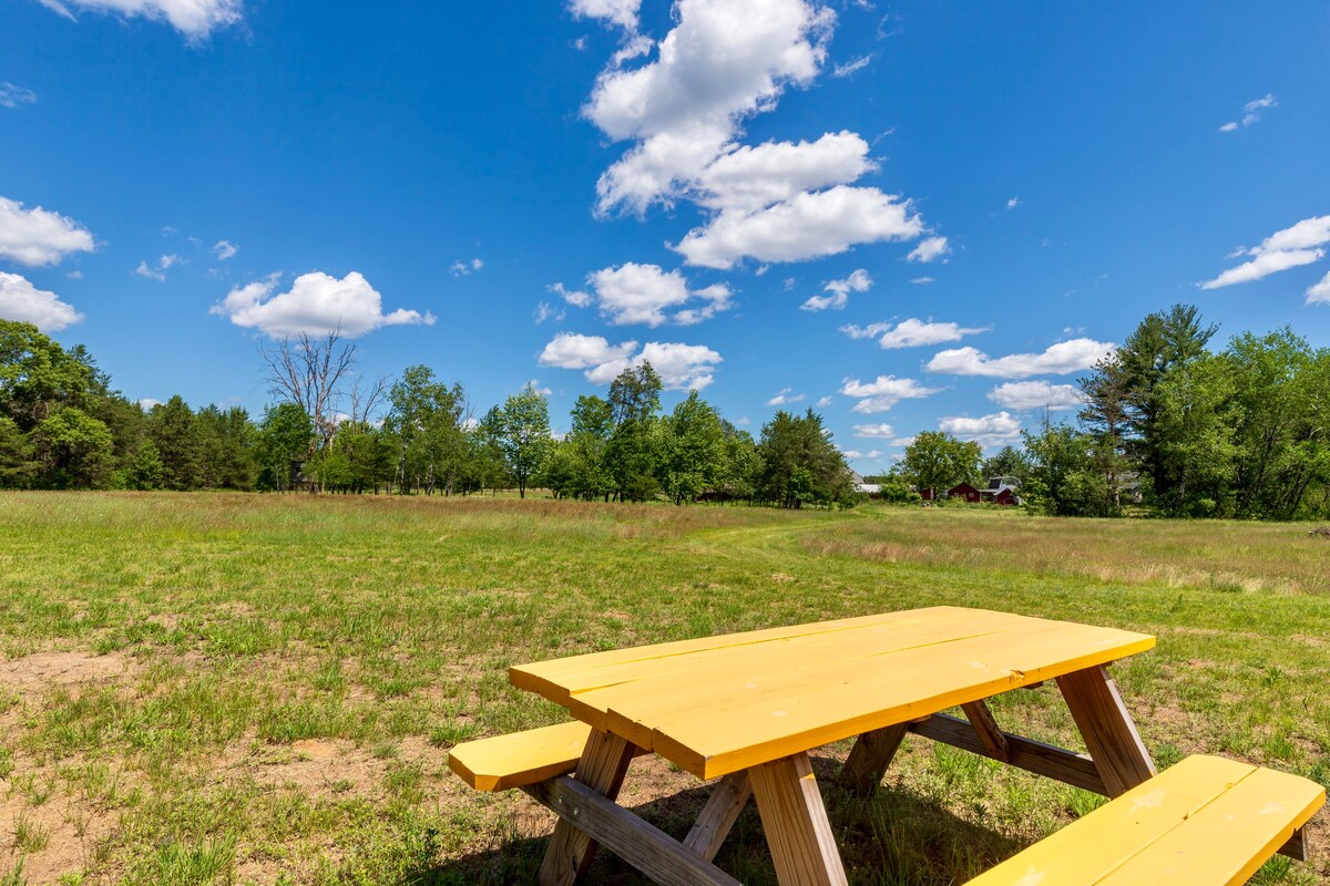 Rural Home on Farm, Firepit, 40 min to Dells