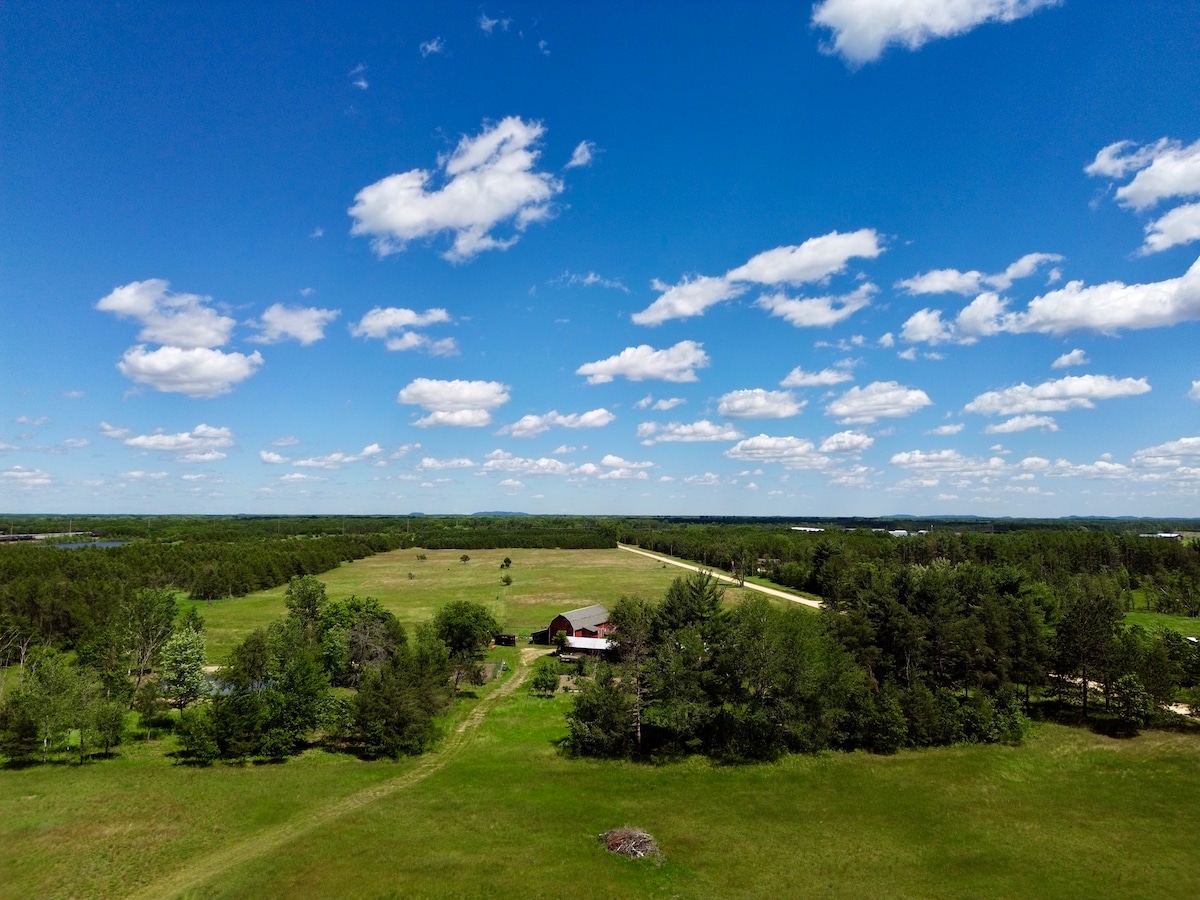 Rural Home on Farm, Firepit, 40 min to Dells