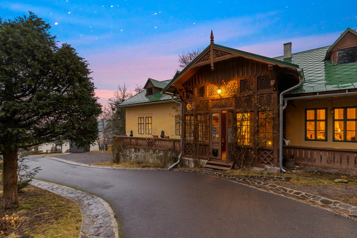 Historical cottage on the manor’s grounds