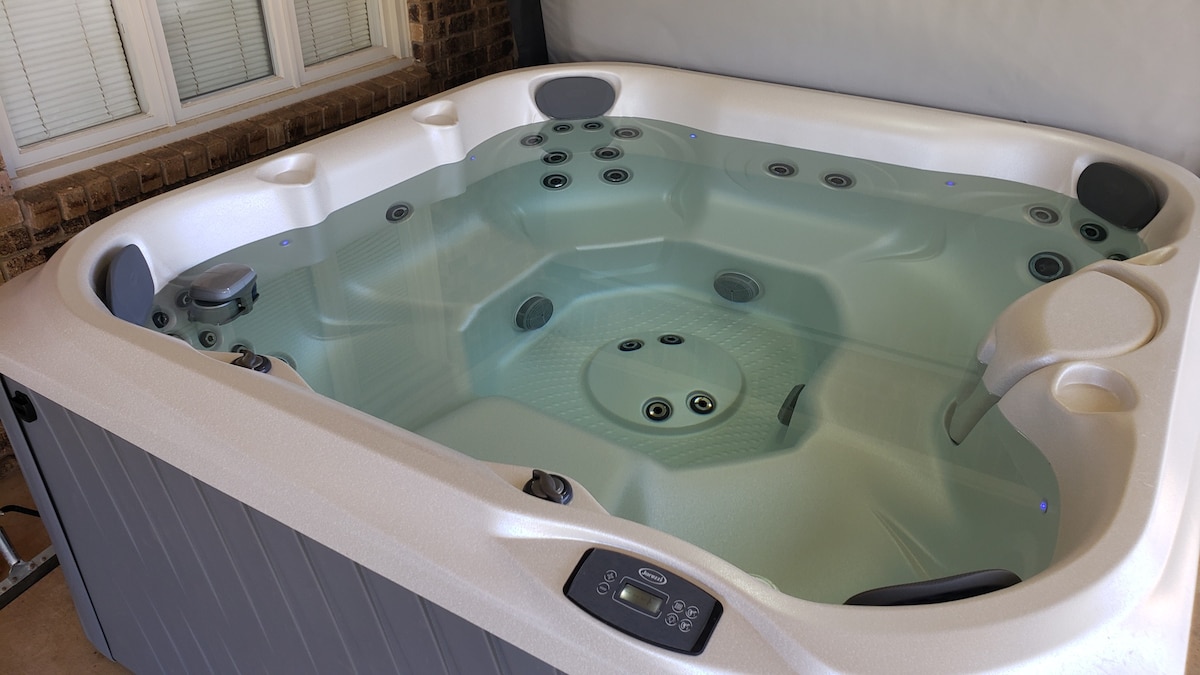 Hot Tub, Privacy, sleeps 11+ & TONS of Space!