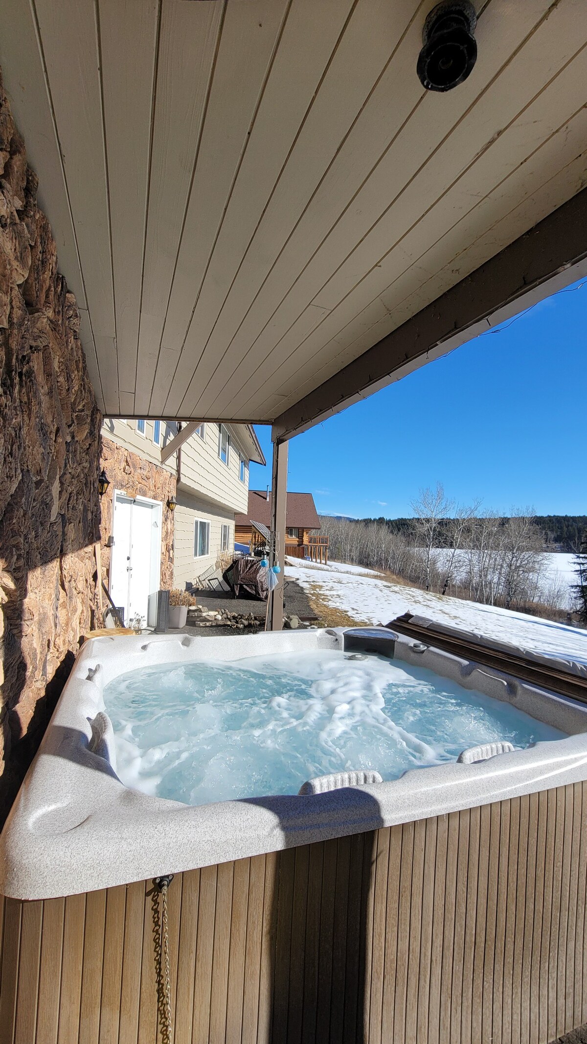 Huge Guest Suite w/Kitchen, Hottub, Sauna-108 Mile