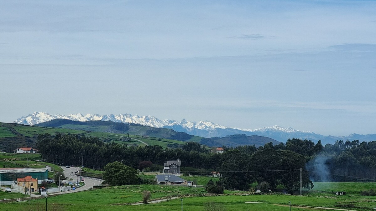 Vistas al mar y a Picos de Europa, con Piscina.