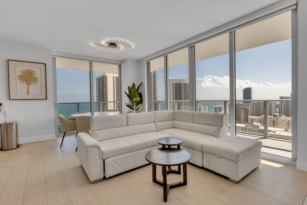 Luxury Condo@ Hyde Beach, Stunning Views, Sleeps 6