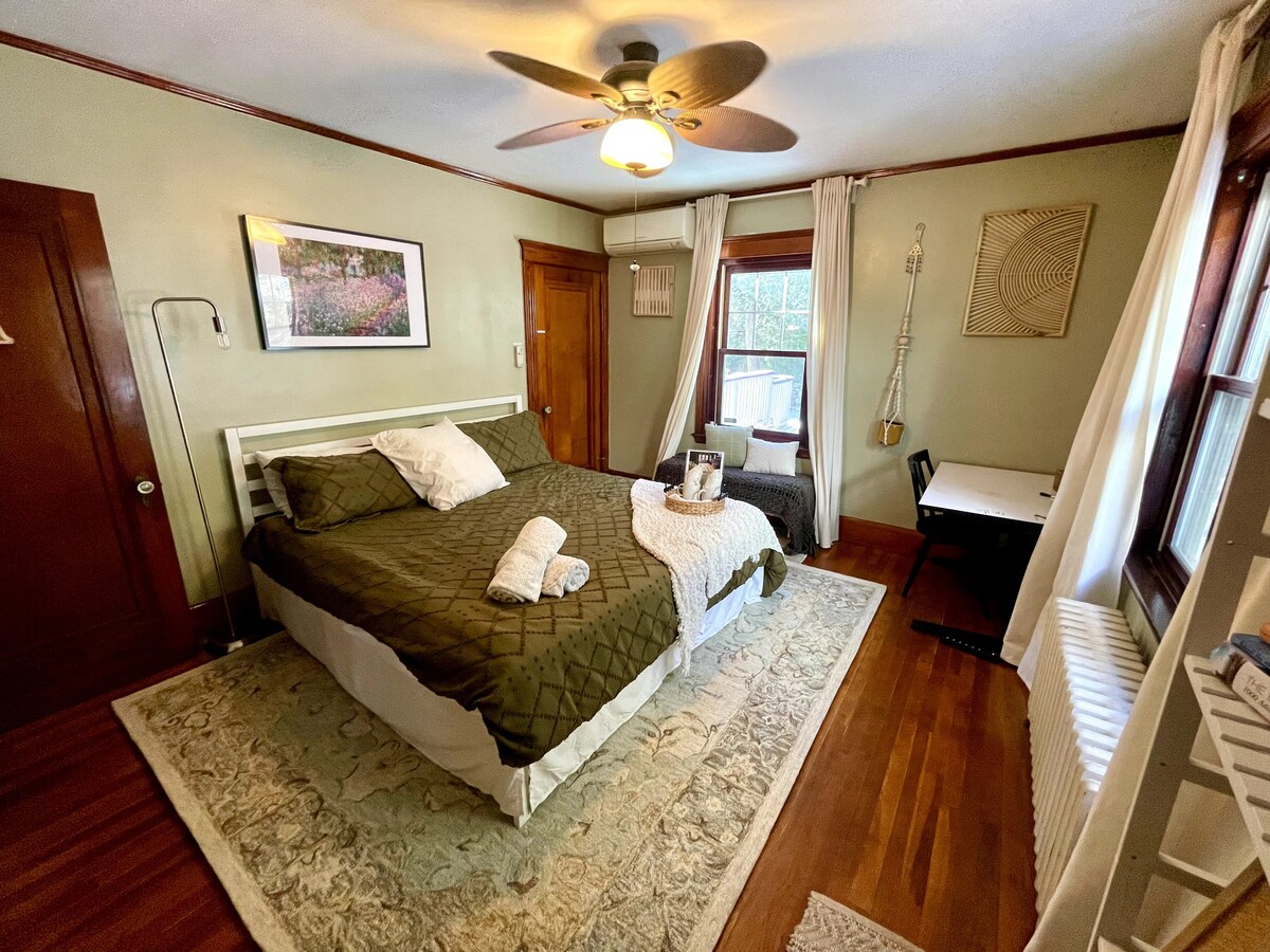 Arden Room: Charming Bungalow Between Salem/Boston