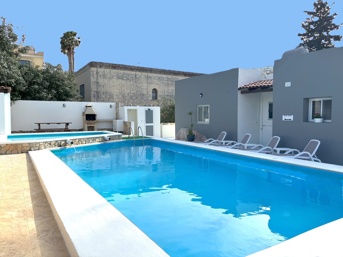美妙的独立别墅，带阳光充足的泳池。