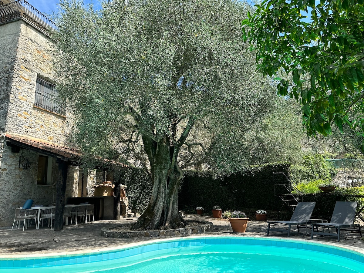 Idyllische Landhaus Villa mit Pool und Fernblick